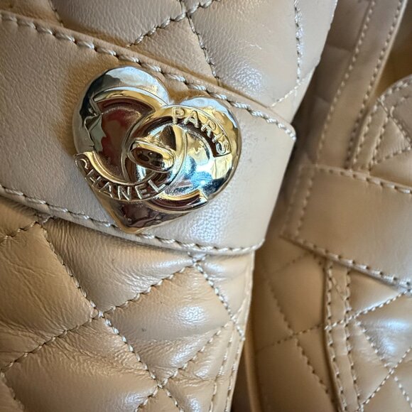 CHANEL Lambskin Quilted CC Heart Loafers in Beige size 40 - never worn - Picture 5 of 16